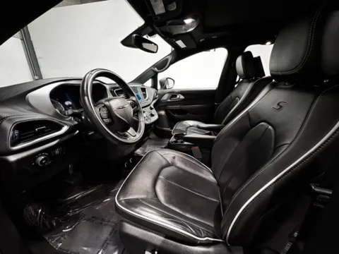 Photos of 2018 Chrysler Pacifica Limited for sale in Carmel, IN at Indy Wholesale Direct