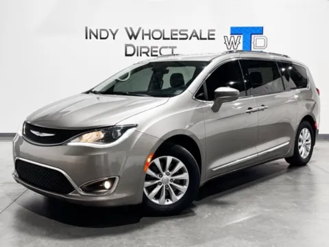 Silver 2018 Chrysler Pacifica Touring L for sale in Carmel, IN