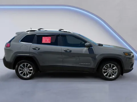 Photos of 2021 Jeep Cherokee Latitude Lux for sale in Alcoa, TN at Twin City Nissan