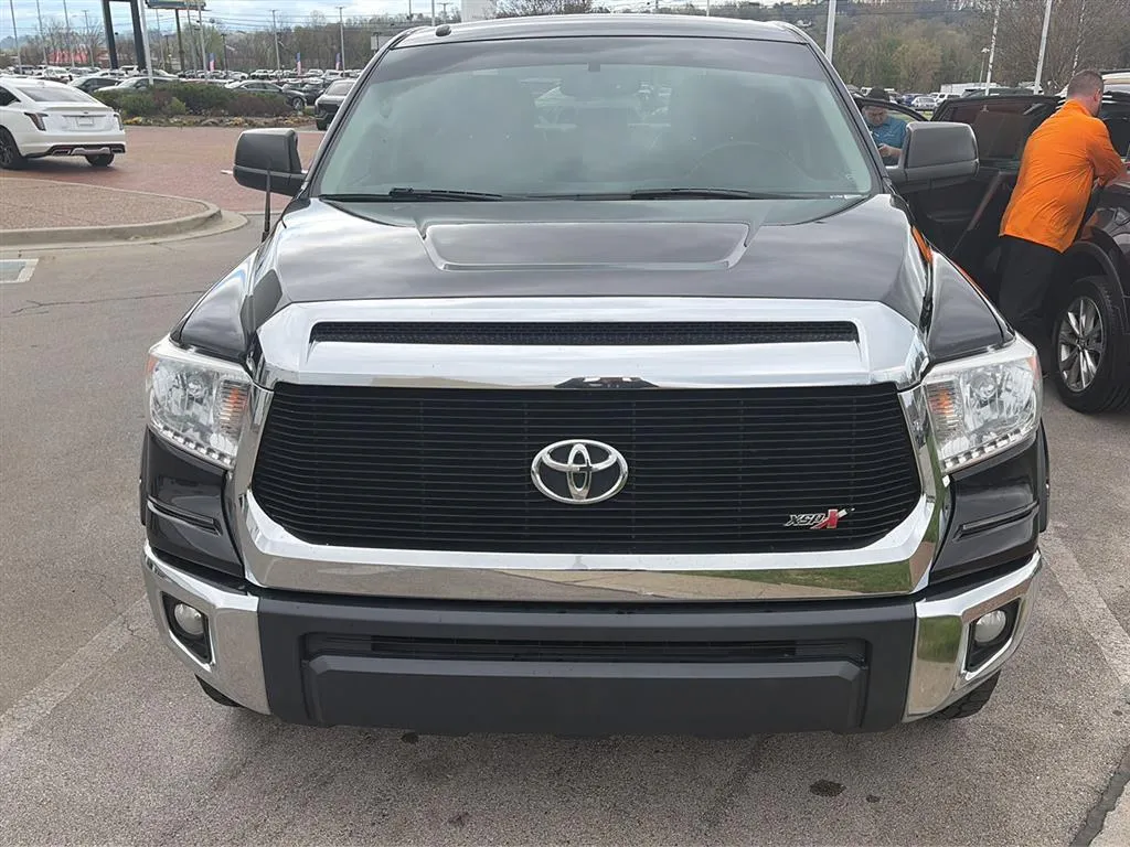 Black 2015 Toyota Tundra Truck SR5 for sale in Knoxville, TN