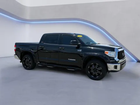 Black 2015 Toyota Tundra Truck SR5 for sale in Knoxville, TN