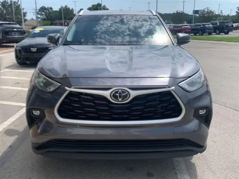 Gray 2024 Toyota Highlander XLE for sale in Knoxville, TN