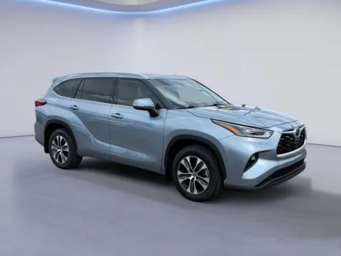 Gray 2021 Toyota Highlander XLE for sale in Knoxville, TN