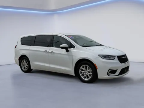 White 2023 Chrysler Pacifica Touring L for sale in Maryville, TN
