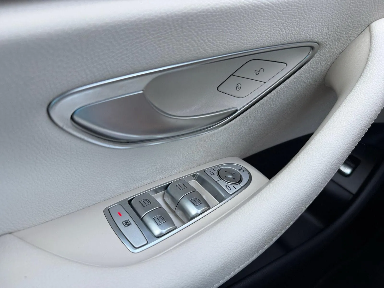 2022 Mercedes-Benz E-Class E350 - Photo 18