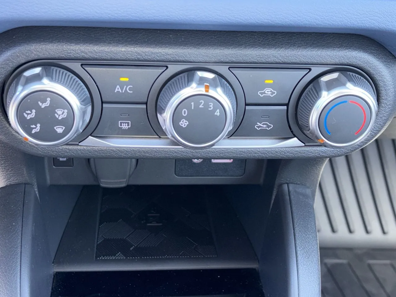 2025 Nissan Versa Sedan SV - Photo 11