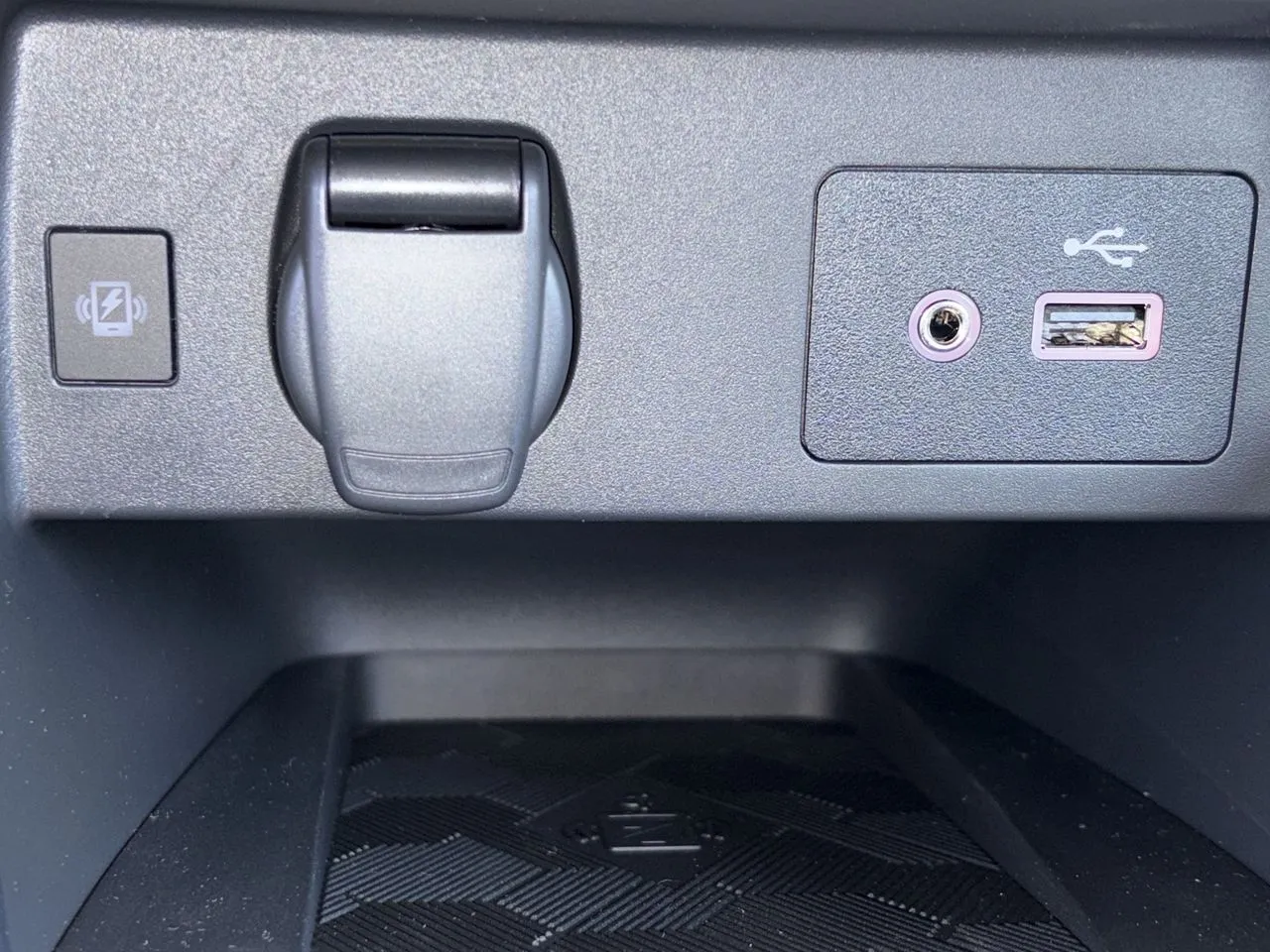 2025 Nissan Versa Sedan SV - Photo 12