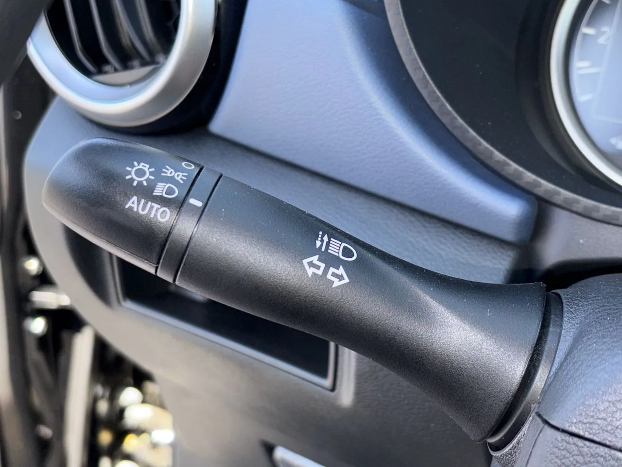 2025 Nissan Versa Sedan SV - Photo 14