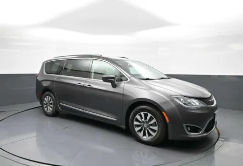 More photos of 2020 Chrysler Pacifica Touring L Plus at Plaza Honda, NY