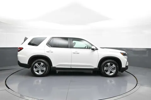 More photos of 2023 Honda Pilot EX-L 7 Passenger at Plaza Honda, NY