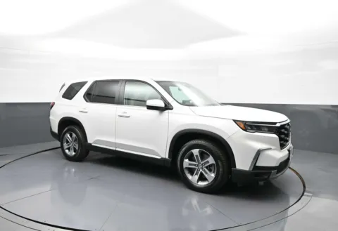 More photos of 2023 Honda Pilot EX-L 7 Passenger at Plaza Honda, NY