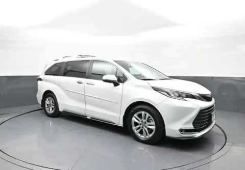 More photos of 2025 Toyota Sienna Limited at Plaza Honda, NY