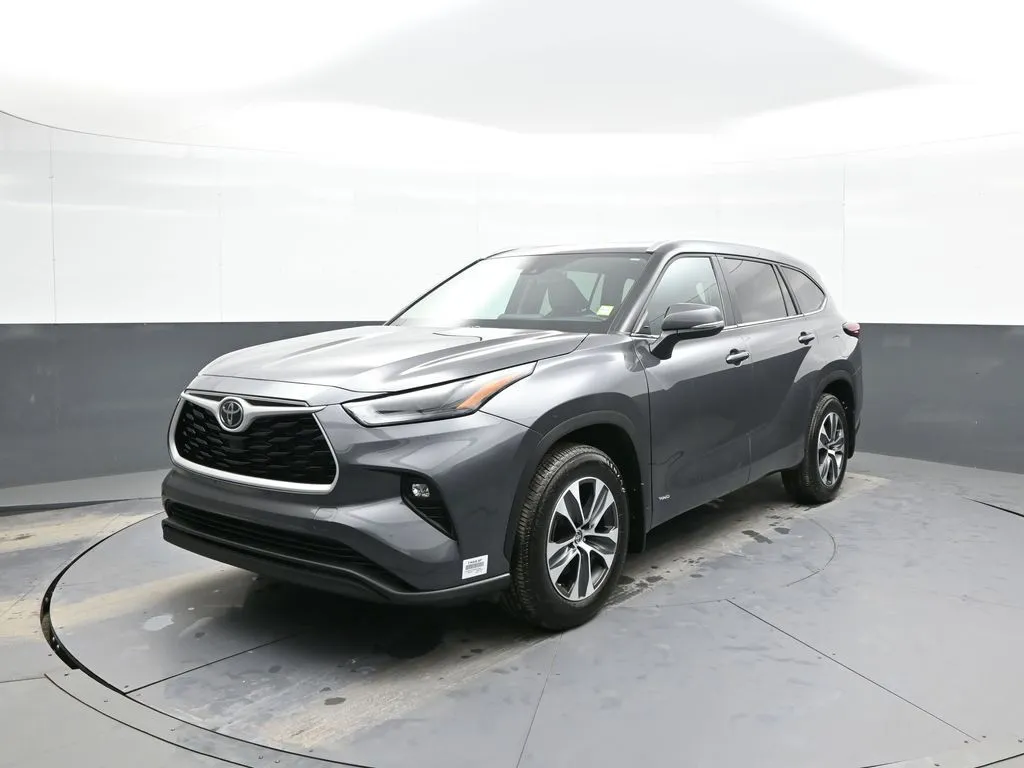 Gray 2025 Toyota Highlander Hybrid XLE for sale in Brooklyn, NY