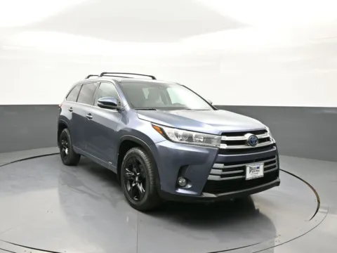 Another view of 2017 Toyota Highlander Hybrid Limited Platinum for sale in Brooklyn, NY at Plaza Honda