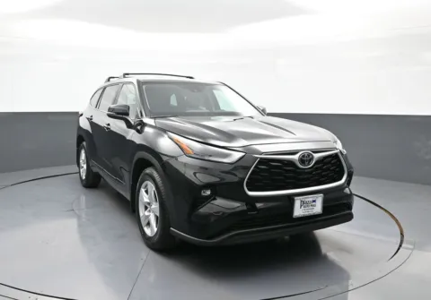 Another view of 2023 Toyota Highlander LE for sale in Brooklyn, NY at Plaza Honda