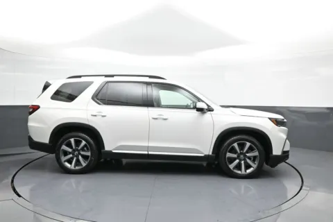 More photos of 2025 Honda Pilot Elite at Plaza Honda, NY