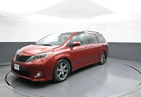 Red 2017 Toyota Sienna SE for sale in Brooklyn, NY