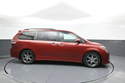 More photos of 2017 Toyota Sienna SE at Plaza Honda, NY