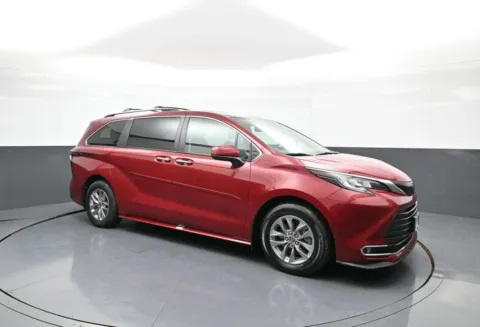 More photos of 2022 Toyota Sienna XLE at Plaza Honda, NY