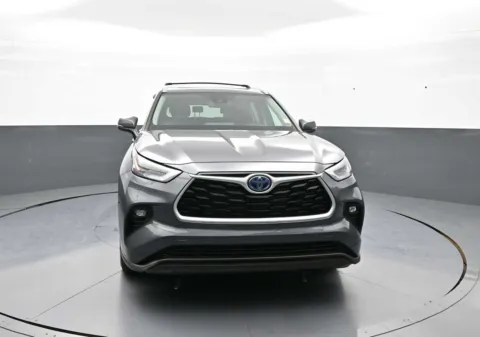 Gray 2022 Toyota Highlander Hybrid XLE for sale in Brooklyn, NY