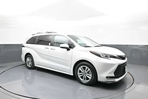 More photos of 2024 Toyota Sienna XLE at Plaza Honda, NY