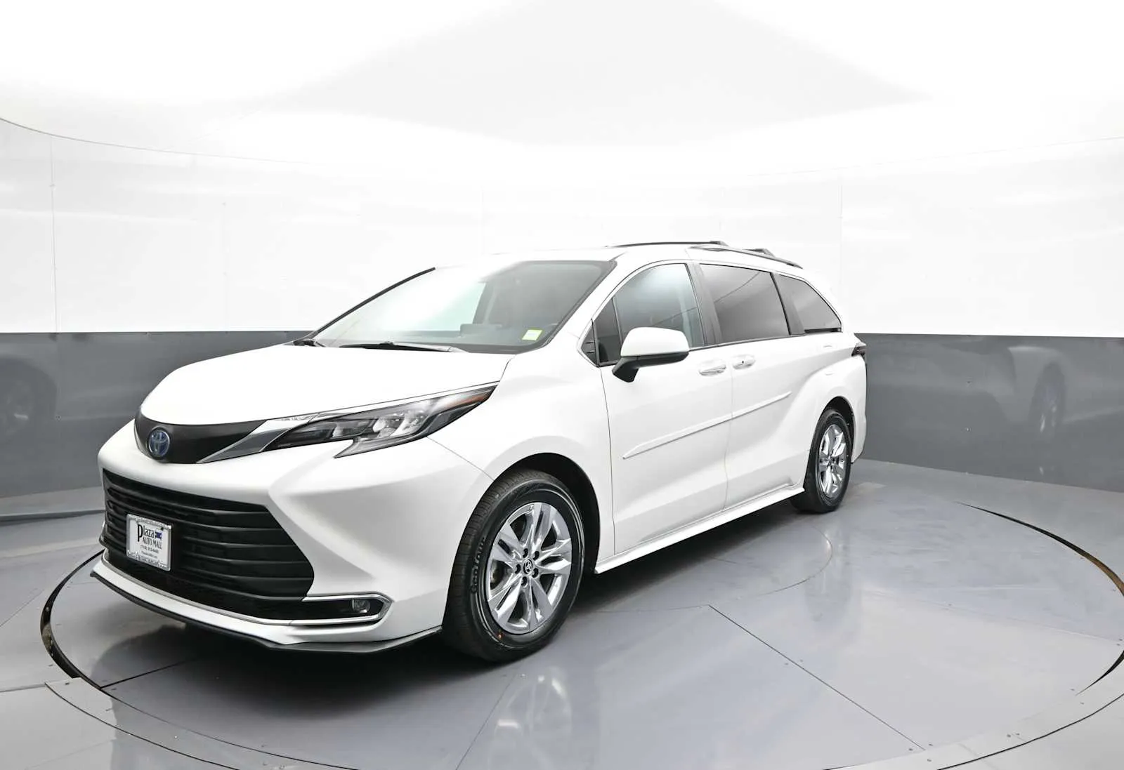 White 2024 Toyota Sienna XLE for sale in Brooklyn, NY