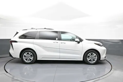 More photos of 2024 Toyota Sienna XLE at Plaza Honda, NY