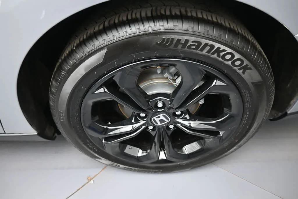 2025 Honda Accord SE - Photo 18