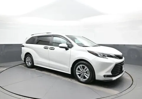 More photos of 2024 Toyota Sienna XLE at Plaza Honda, NY