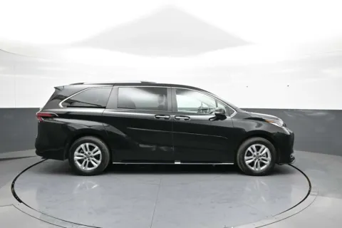 More photos of 2024 Toyota Sienna Limited at Plaza Honda, NY