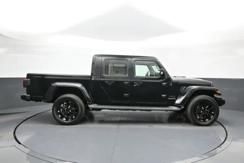 More photos of 2022 Jeep Gladiator Overland at Acura of Brooklyn, NY
