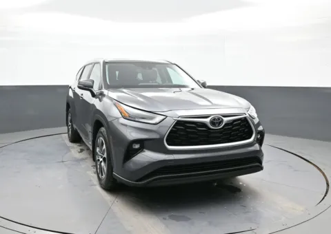Another view of 2025 Toyota Highlander Hybrid XLE for sale in Brooklyn, NY at Acura of Brooklyn