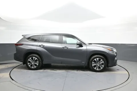 More photos of 2025 Toyota Highlander Hybrid XLE at Acura of Brooklyn, NY