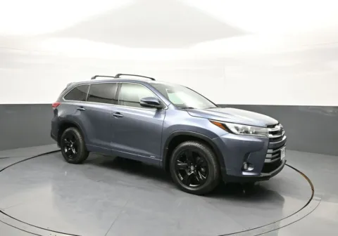 More photos of 2017 Toyota Highlander Hybrid Limited Platinum at Acura of Brooklyn, NY