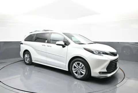 More photos of 2024 Toyota Sienna XLE at Acura of Brooklyn, NY