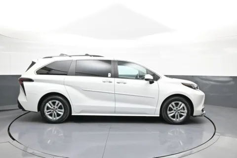 More photos of 2024 Toyota Sienna XLE at Acura of Brooklyn, NY
