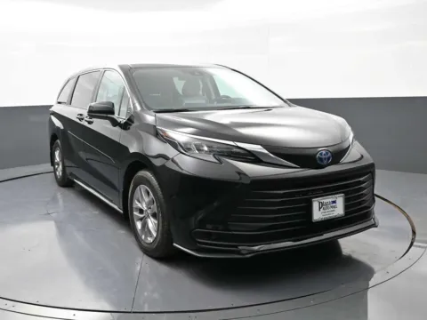 More photos of 2024 Toyota Sienna LE at Acura of Brooklyn, NY