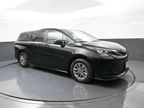 More photos of 2024 Toyota Sienna LE at Acura of Brooklyn, NY
