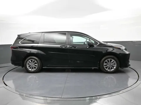 More photos of 2024 Toyota Sienna LE at Acura of Brooklyn, NY