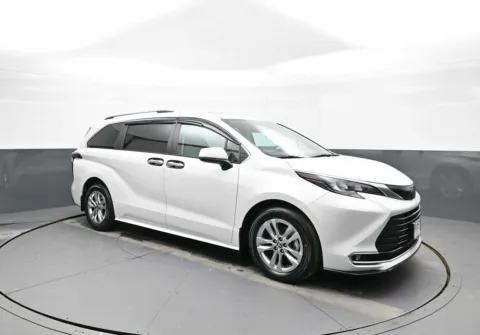 More photos of 2024 Toyota Sienna XLE at Acura of Brooklyn, NY