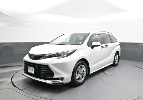 White 2024 Toyota Sienna XLE for sale in Brooklyn, NY