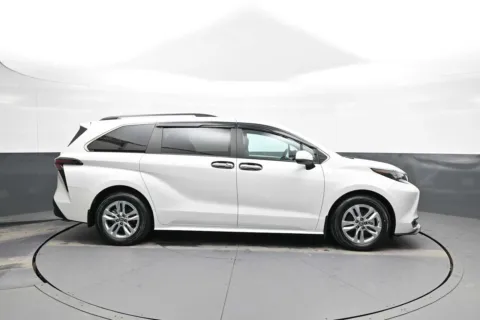 More photos of 2024 Toyota Sienna XLE at Acura of Brooklyn, NY