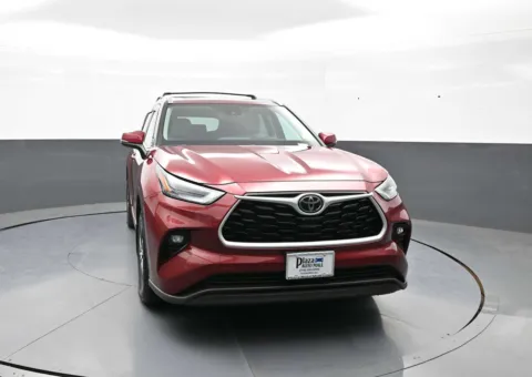 Red 2022 Toyota Highlander XLE for sale in Brooklyn, NY