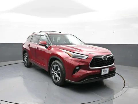 Photos of 2022 Toyota Highlander XLE for sale in Brooklyn, NY at Acura of Brooklyn