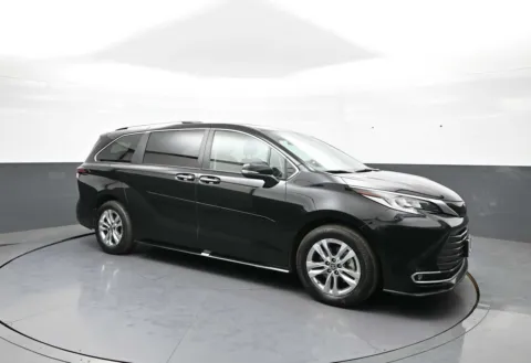 More photos of 2024 Toyota Sienna Limited at Acura of Brooklyn, NY