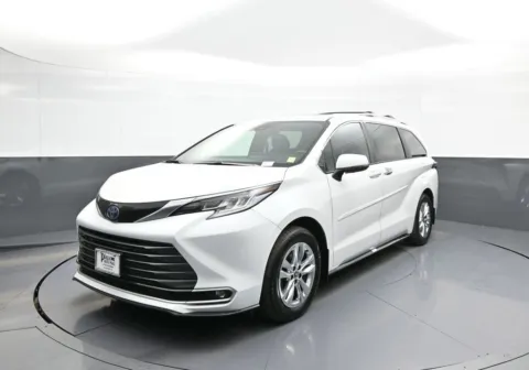 Unknown 2025 Toyota Sienna Limited for sale in Brooklyn, NY