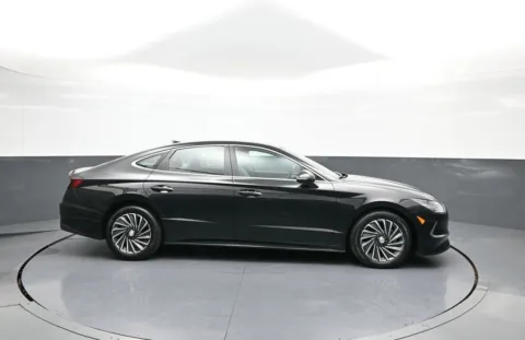 More photos of 2023 Hyundai Sonata Hybrid Limited at Plaza Kia, NY