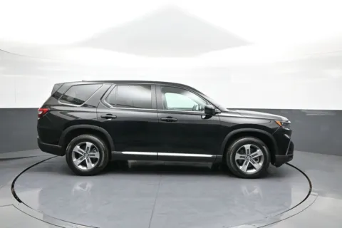 More photos of 2023 Honda Pilot EX-L at Plaza Kia, NY