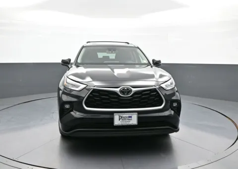 Photos of 2020 Toyota Highlander XLE for sale in Brooklyn, NY at Plaza Kia