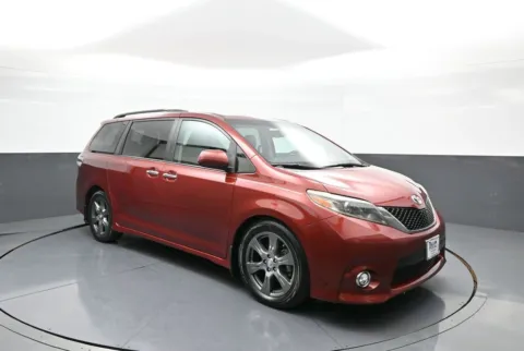 More photos of 2017 Toyota Sienna SE at Plaza Kia, NY